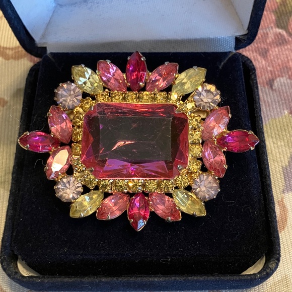 Jewelry - VINTAGE PINK AND CITRINE GLASS BROOCH